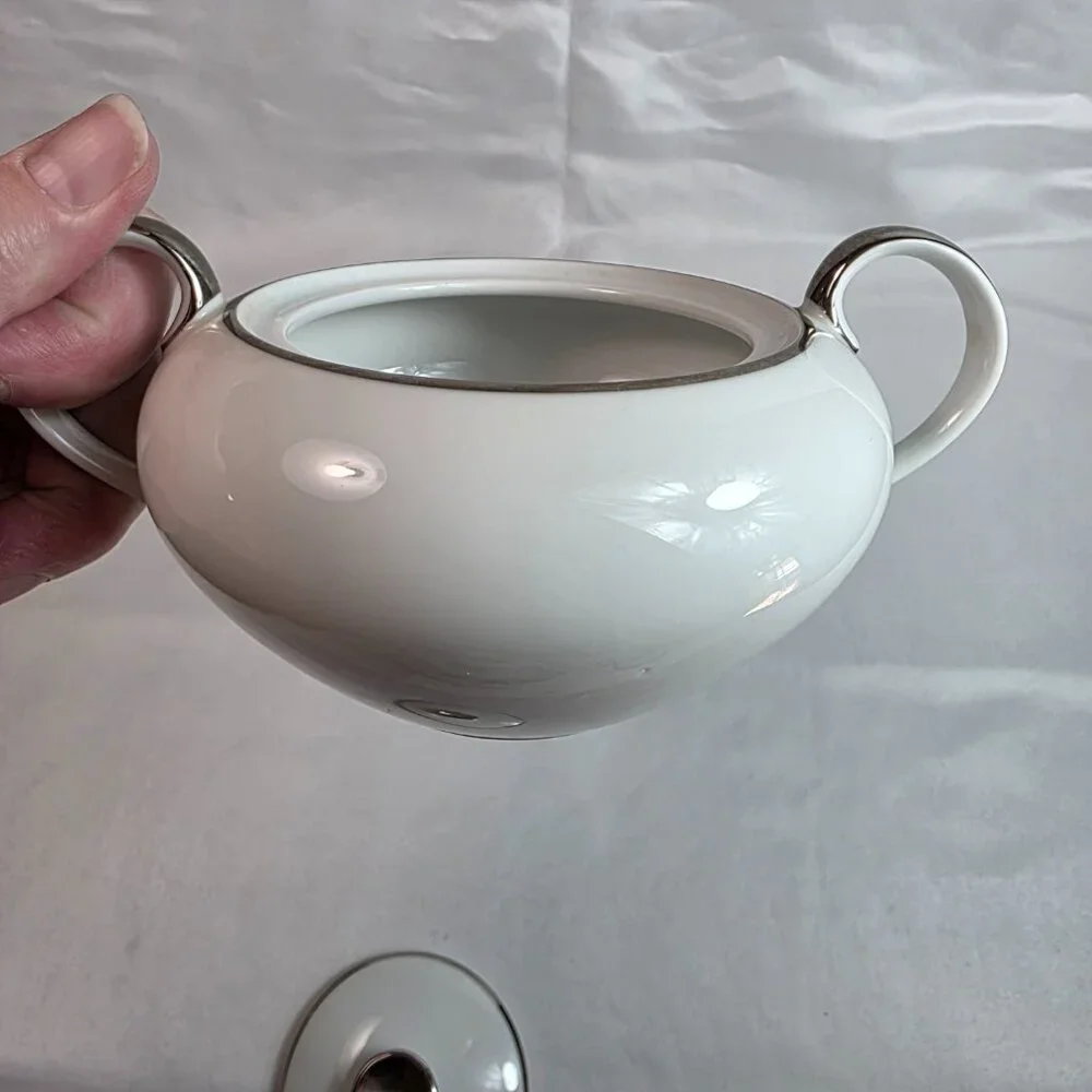 Amcrest Meito Wedding Ring Sugar Bowl & Lid White with Platinum Trim